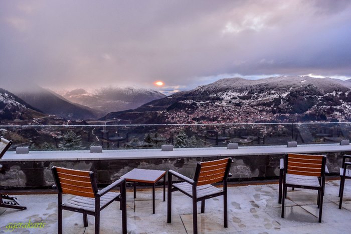 Το υπέροχο διαμάντι της Πίνδου. Κεραμιδένιες στέγες και ξύλινα χαγιάτια κρυμμένα ανάμεσα σε οξιές και έλατα! Το υπέροχο διαμάντι της Πίνδου. Κεραμιδένιες στέγες και ξύλινα χαγιάτια κρυμμένα ανάμεσα σε οξιές και έλατα!