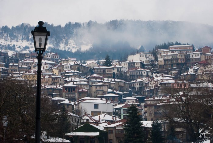 Το υπέροχο διαμάντι της Πίνδου. Κεραμιδένιες στέγες και ξύλινα χαγιάτια κρυμμένα ανάμεσα σε οξιές και έλατα! Το υπέροχο διαμάντι της Πίνδου. Κεραμιδένιες στέγες και ξύλινα χαγιάτια κρυμμένα ανάμεσα σε οξιές και έλατα!