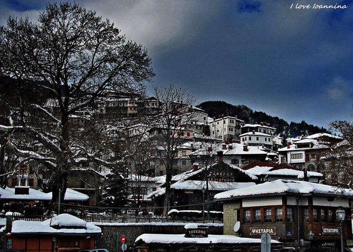 Το υπέροχο διαμάντι της Πίνδου. Κεραμιδένιες στέγες και ξύλινα χαγιάτια κρυμμένα ανάμεσα σε οξιές και έλατα! Το υπέροχο διαμάντι της Πίνδου. Κεραμιδένιες στέγες και ξύλινα χαγιάτια κρυμμένα ανάμεσα σε οξιές και έλατα!