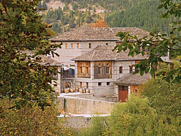 Το υπέροχο διαμάντι της Πίνδου. Κεραμιδένιες στέγες και ξύλινα χαγιάτια κρυμμένα ανάμεσα σε οξιές και έλατα! Το υπέροχο διαμάντι της Πίνδου. Κεραμιδένιες στέγες και ξύλινα χαγιάτια κρυμμένα ανάμεσα σε οξιές και έλατα!