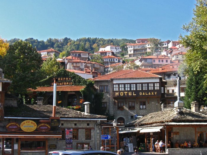 Το υπέροχο διαμάντι της Πίνδου. Κεραμιδένιες στέγες και ξύλινα χαγιάτια κρυμμένα ανάμεσα σε οξιές και έλατα! Το υπέροχο διαμάντι της Πίνδου. Κεραμιδένιες στέγες και ξύλινα χαγιάτια κρυμμένα ανάμεσα σε οξιές και έλατα!