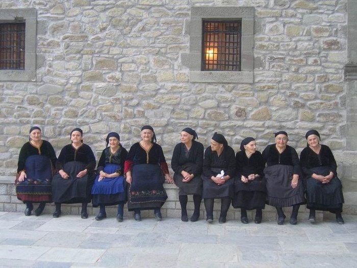 Το υπέροχο διαμάντι της Πίνδου. Κεραμιδένιες στέγες και ξύλινα χαγιάτια κρυμμένα ανάμεσα σε οξιές και έλατα! Το υπέροχο διαμάντι της Πίνδου. Κεραμιδένιες στέγες και ξύλινα χαγιάτια κρυμμένα ανάμεσα σε οξιές και έλατα!