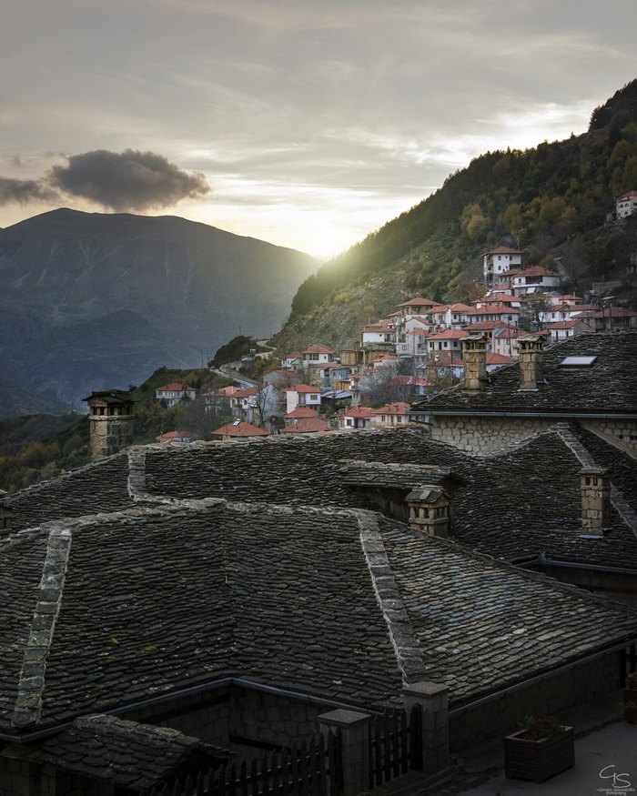 Το υπέροχο διαμάντι της Πίνδου. Κεραμιδένιες στέγες και ξύλινα χαγιάτια κρυμμένα ανάμεσα σε οξιές και έλατα! Το υπέροχο διαμάντι της Πίνδου. Κεραμιδένιες στέγες και ξύλινα χαγιάτια κρυμμένα ανάμεσα σε οξιές και έλατα!