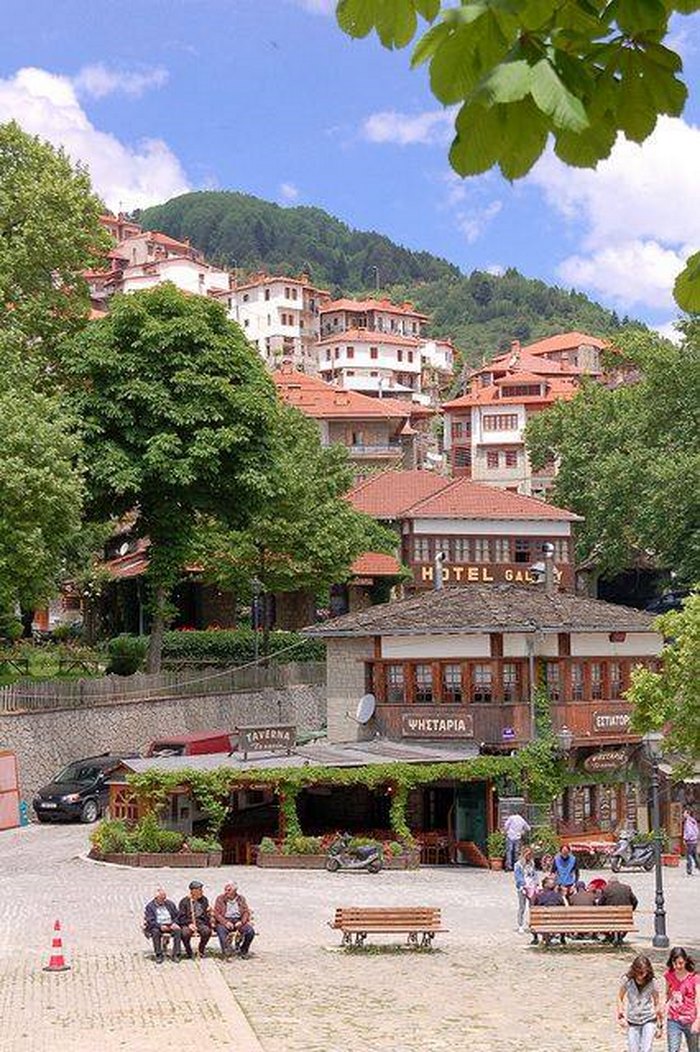 Το υπέροχο διαμάντι της Πίνδου. Κεραμιδένιες στέγες και ξύλινα χαγιάτια κρυμμένα ανάμεσα σε οξιές και έλατα! Το υπέροχο διαμάντι της Πίνδου. Κεραμιδένιες στέγες και ξύλινα χαγιάτια κρυμμένα ανάμεσα σε οξιές και έλατα!