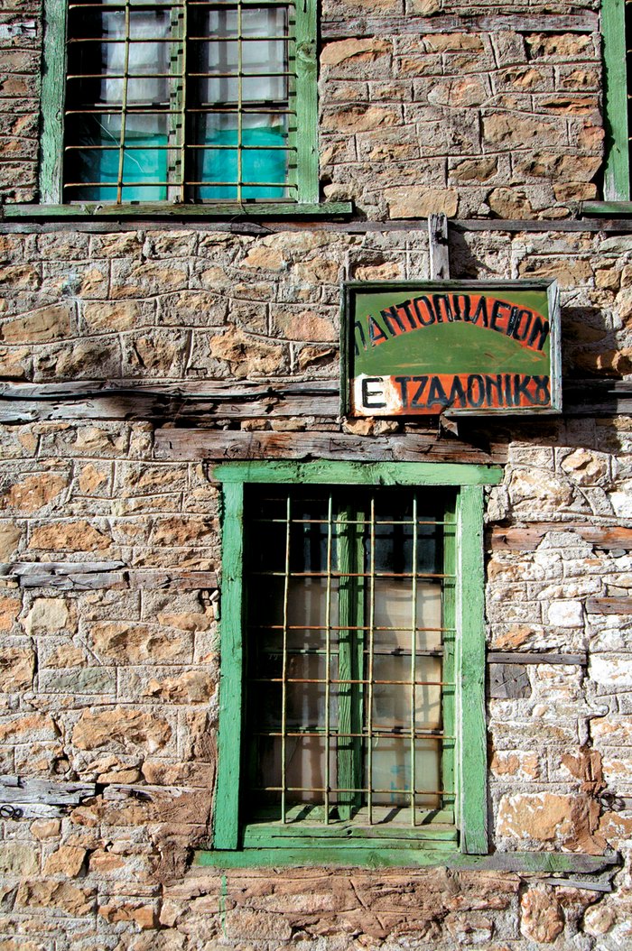 Το υπέροχο διαμάντι της Πίνδου. Κεραμιδένιες στέγες και ξύλινα χαγιάτια κρυμμένα ανάμεσα σε οξιές και έλατα! Το υπέροχο διαμάντι της Πίνδου. Κεραμιδένιες στέγες και ξύλινα χαγιάτια κρυμμένα ανάμεσα σε οξιές και έλατα!