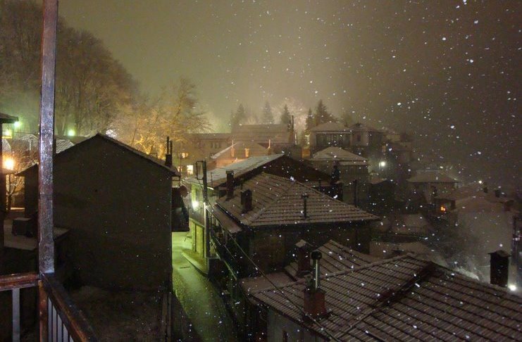 Το υπέροχο διαμάντι της Πίνδου. Κεραμιδένιες στέγες και ξύλινα χαγιάτια κρυμμένα ανάμεσα σε οξιές και έλατα! Το υπέροχο διαμάντι της Πίνδου. Κεραμιδένιες στέγες και ξύλινα χαγιάτια κρυμμένα ανάμεσα σε οξιές και έλατα!