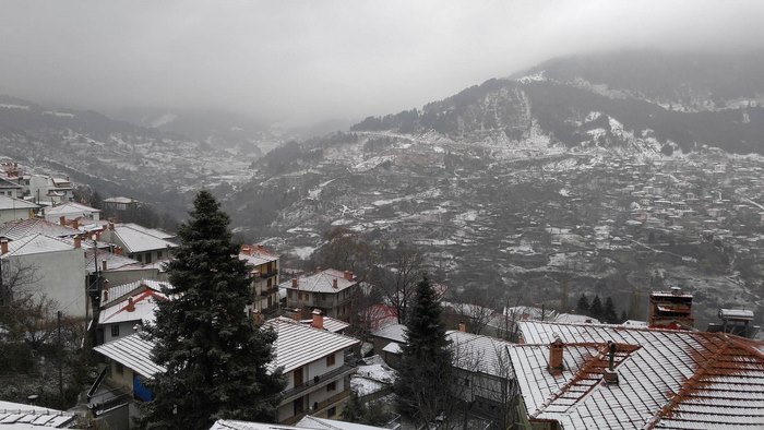 Το υπέροχο διαμάντι της Πίνδου. Κεραμιδένιες στέγες και ξύλινα χαγιάτια κρυμμένα ανάμεσα σε οξιές και έλατα! Το υπέροχο διαμάντι της Πίνδου. Κεραμιδένιες στέγες και ξύλινα χαγιάτια κρυμμένα ανάμεσα σε οξιές και έλατα!