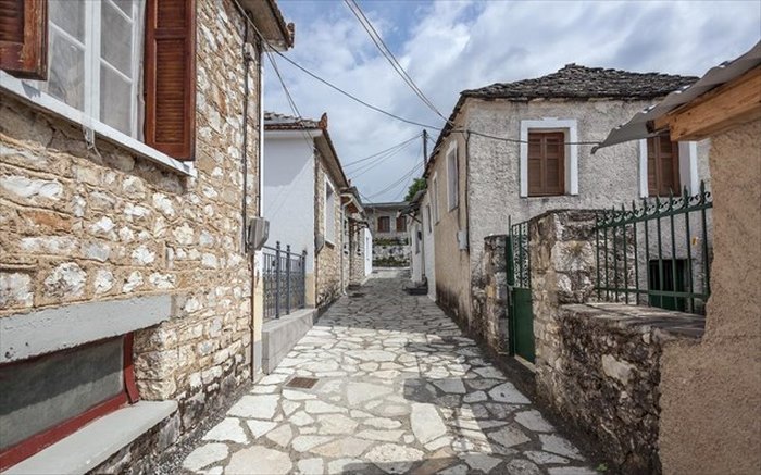 Το υπέροχο διαμάντι της Πίνδου. Κεραμιδένιες στέγες και ξύλινα χαγιάτια κρυμμένα ανάμεσα σε οξιές και έλατα! Το υπέροχο διαμάντι της Πίνδου. Κεραμιδένιες στέγες και ξύλινα χαγιάτια κρυμμένα ανάμεσα σε οξιές και έλατα!