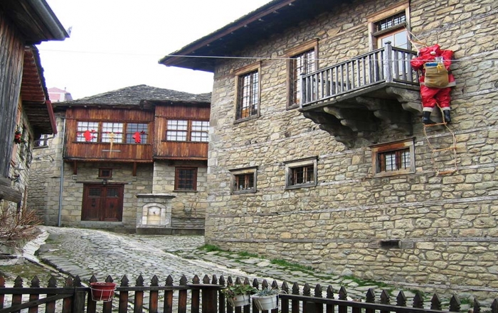 Το υπέροχο διαμάντι της Πίνδου. Κεραμιδένιες στέγες και ξύλινα χαγιάτια κρυμμένα ανάμεσα σε οξιές και έλατα! Το υπέροχο διαμάντι της Πίνδου. Κεραμιδένιες στέγες και ξύλινα χαγιάτια κρυμμένα ανάμεσα σε οξιές και έλατα!