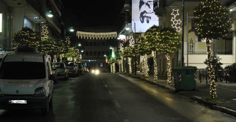 Αυτός είναι ο πιο λαμπερός και όμορφα στολισμένος δρόμος στη Λάρισα! Θυμίζει ευρωπαϊκή πόλη τα Χριστούγεννα