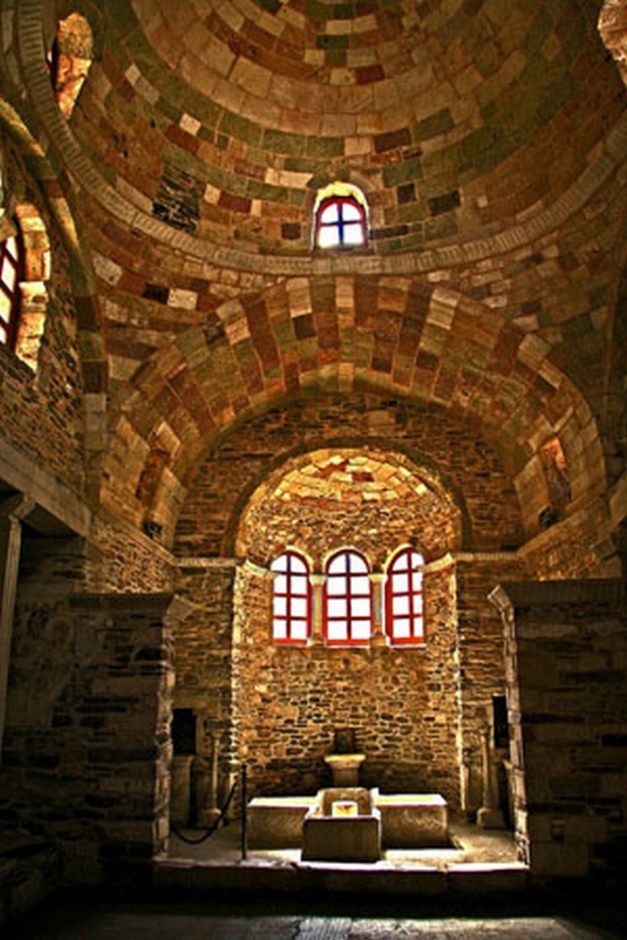 Παναγία Εκατονταπυλιανή: Ο ιστορικός ναός της Πάρου με τις 100 πόρτες. 99 φανερές και μία κρυφή Παναγία Εκατονταπυλιανή: Ο ιστορικός ναός της Πάρου με τις 100 πόρτες. 99 φανερές και μία κρυφή