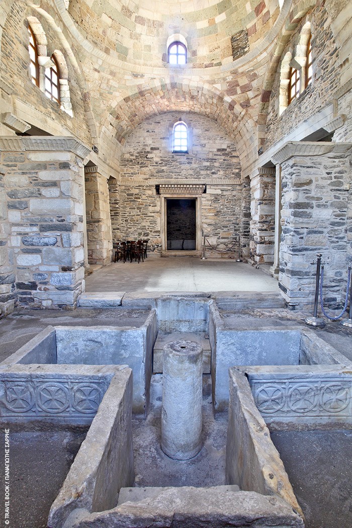 Παναγία Εκατονταπυλιανή: Ο ιστορικός ναός της Πάρου με τις 100 πόρτες. 99 φανερές και μία κρυφή Παναγία Εκατονταπυλιανή: Ο ιστορικός ναός της Πάρου με τις 100 πόρτες. 99 φανερές και μία κρυφή