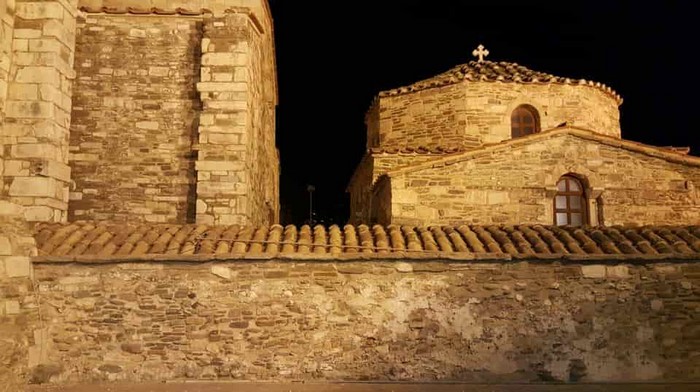 Παναγία Εκατονταπυλιανή: Ο ιστορικός ναός της Πάρου με τις 100 πόρτες. 99 φανερές και μία κρυφή Παναγία Εκατονταπυλιανή: Ο ιστορικός ναός της Πάρου με τις 100 πόρτες. 99 φανερές και μία κρυφή