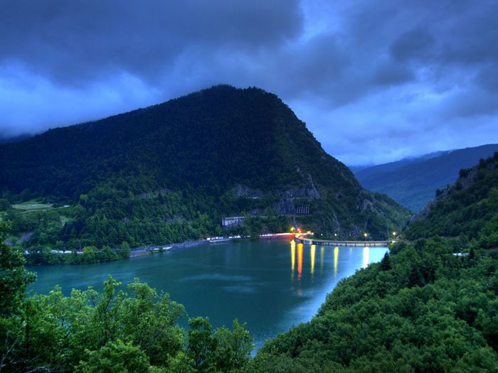 Τοπίο που θυμίζει τα φιορδ της Νορβηγίας. Αλλά.. βρίσκεται στην Ελλάδα! Τοπίο που θυμίζει τα φιορδ της Νορβηγίας. Αλλά.. βρίσκεται στην Ελλάδα!