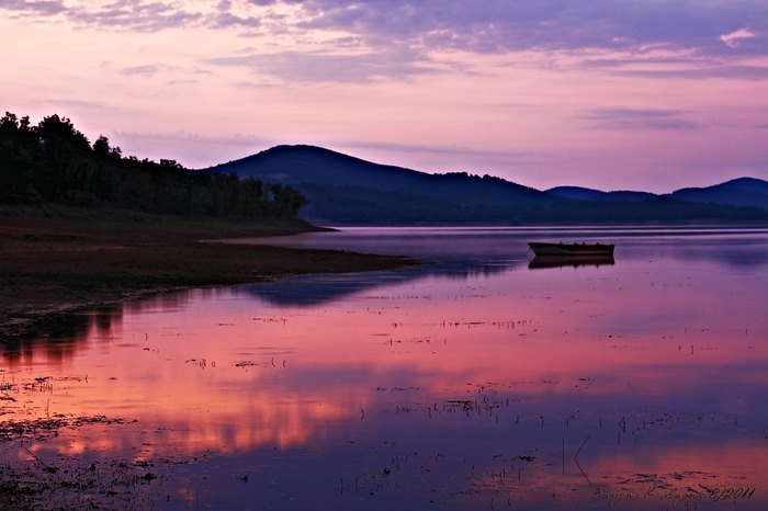Τοπίο που θυμίζει τα φιορδ της Νορβηγίας. Αλλά.. βρίσκεται στην Ελλάδα! Τοπίο που θυμίζει τα φιορδ της Νορβηγίας. Αλλά.. βρίσκεται στην Ελλάδα!