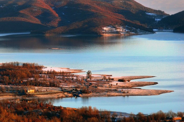 Τοπίο που θυμίζει τα φιορδ της Νορβηγίας. Αλλά.. βρίσκεται στην Ελλάδα! Τοπίο που θυμίζει τα φιορδ της Νορβηγίας. Αλλά.. βρίσκεται στην Ελλάδα!