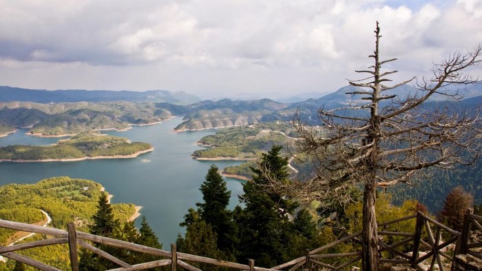 Τοπίο που θυμίζει τα φιορδ της Νορβηγίας. Αλλά.. βρίσκεται στην Ελλάδα! Τοπίο που θυμίζει τα φιορδ της Νορβηγίας. Αλλά.. βρίσκεται στην Ελλάδα!