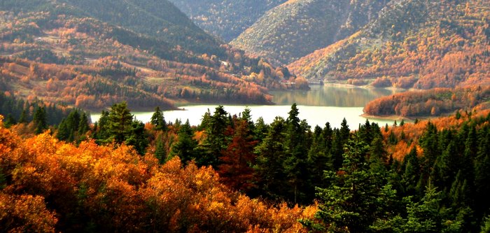 Τοπίο που θυμίζει τα φιορδ της Νορβηγίας. Αλλά.. βρίσκεται στην Ελλάδα! Τοπίο που θυμίζει τα φιορδ της Νορβηγίας. Αλλά.. βρίσκεται στην Ελλάδα!