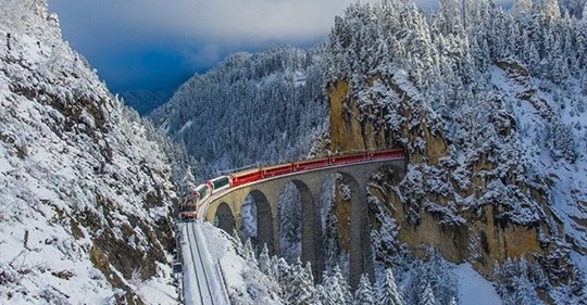 Το Τρένο που Περνά από 55 Τούνελ και 196 Γέφυρες Μέσα στις Χιονισμένες Άλπεις