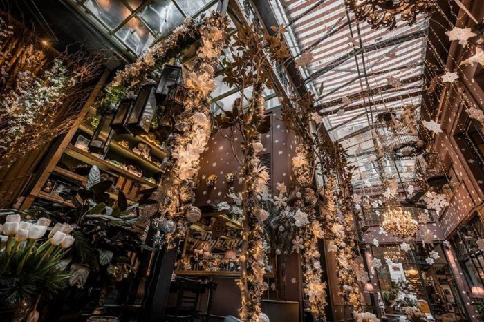 Το μαγαζί που έχει πάντα Χριστούγεννα ξαναστόλισε. Και φέτος έκανε την χρωματική έκπληξη