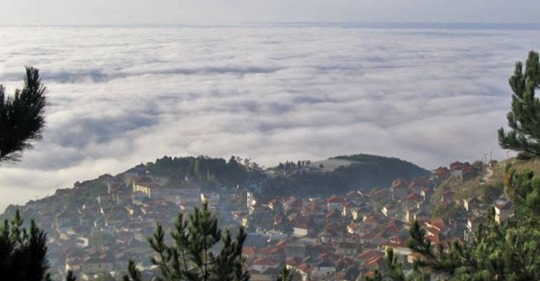 ΛΙβάδι: Το κουκλίστικο ελληνικό χωριό που είναι χτισμένο πάνω από τα.. σύννεφα