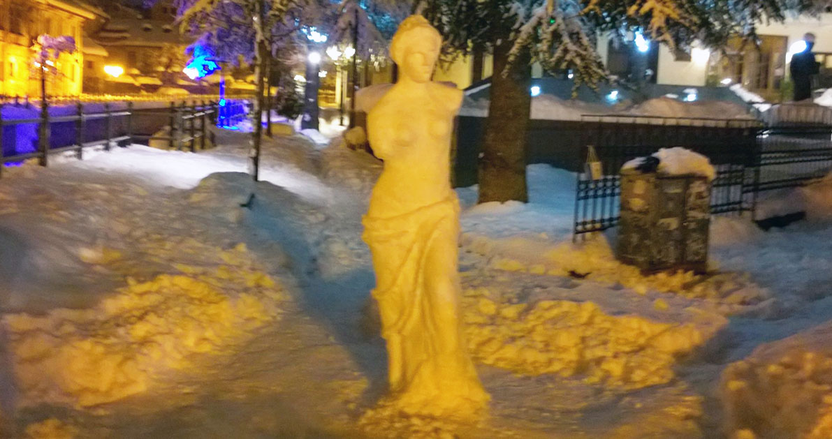 Φοιτητής καλών τεχνών στη Φλώρινα έφτιαξε την θεά Αφροδίτη από χιόνι