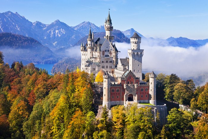 Το παραμυθένιο κάστρο στη Βαυαρία που ενέπνευσε τον Ντίσνεϋ να δημιουργήσει το παλάτι της Ωραίας Κοιμωμένης