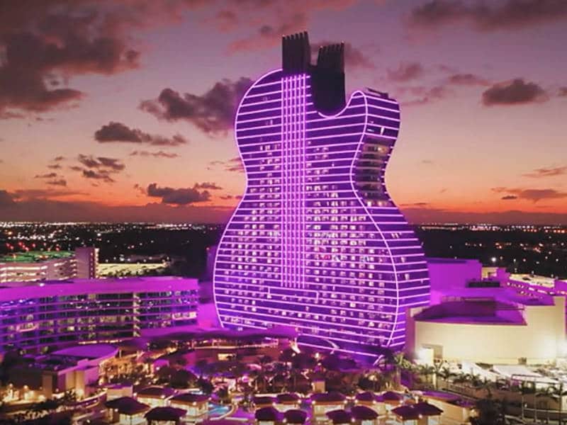 Εγκαίνια για το εντυπωσιακό rock ξενοδοχείο με σχήμα κιθάρας!