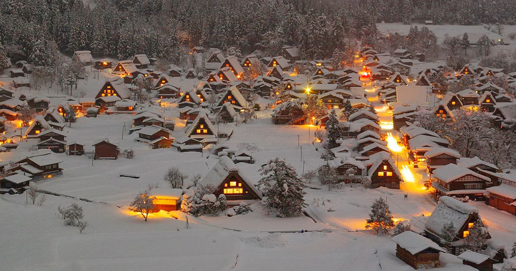 10 πανέμορφα χιονισμένα χωριά από όλο τον κόσμο σε νυχτερινές λήψεις