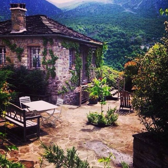 Κάποιοι υποστηρίζουν ότι είναι το ωραιότερο χωριό στο Ζαγόρι. Δείτε τις εικόνες και μάλλον θα συμφωνήσετε μαζί τους