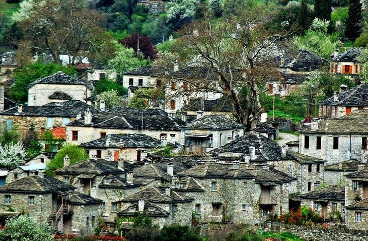 Το παραμυθένιο χωριό με φόντο την Αστράκα που κλέβει την παράσταση στο Ζαγόρι. 