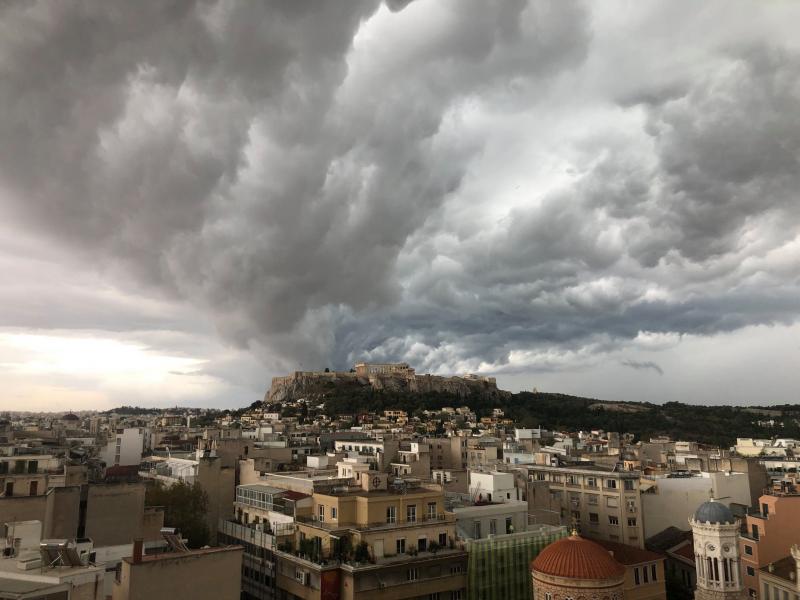Εντυπωσιακή φωτογραφία: Η Ακρόπολη «γεννάει» την καταιγίδα πάνω από την Αθήνα