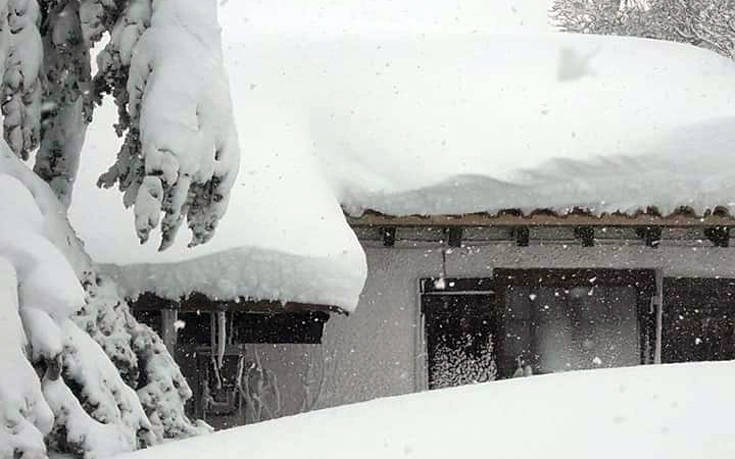 Εικόνες από τα «λευκά» Βίλια Αττικής: Το χιόνι φτάνει το ένα μέτρο και το σκηνικό είναι παραμυθένιο