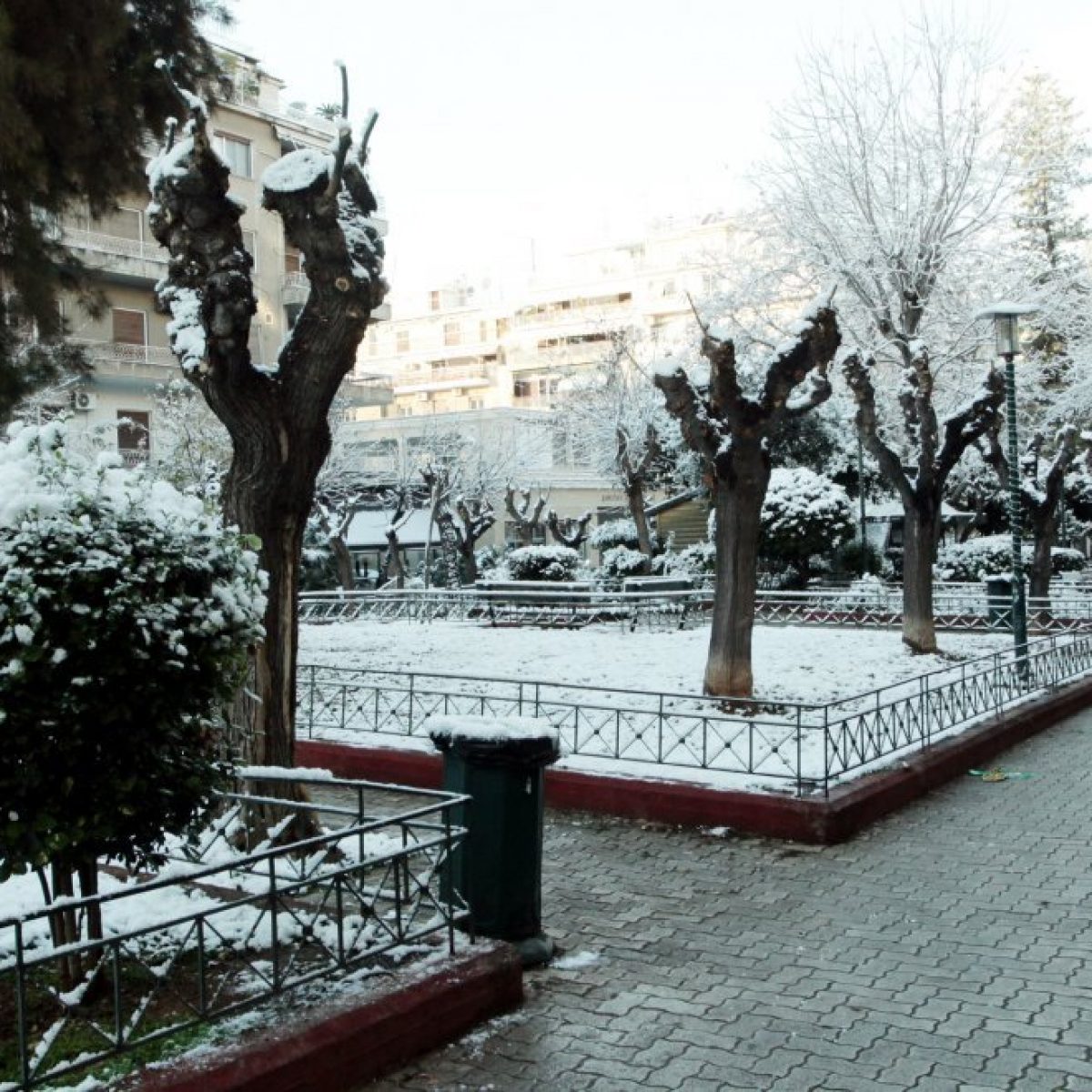 Xιονίζει τώρα σε πολλες περιοχές στην Αθήνα: Νιφάδες σε Μοναστηράκι, Νίκαια, Πετρούπολη και έρχονται και άλλες