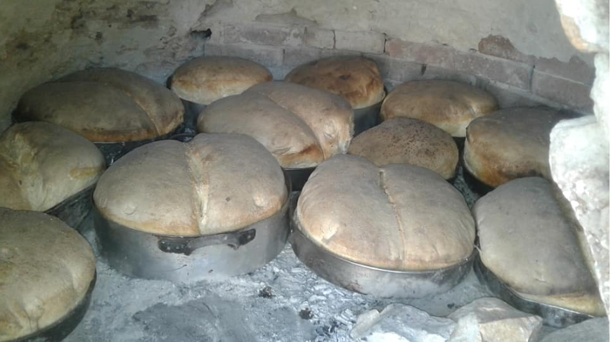 Τότε που τρώγαμε τις Κυριακές ζυμωτό χωριάτικο ψωμί ψημένο στον ξυλόφουρνο του χωριού
