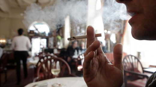 Στη Λάρισα ετοιμάζουν το πρώτο καφενείο για καπνιστές – Πώς θα λειτουργεί και ποιοι θα μπαίνουν ως πελάτες