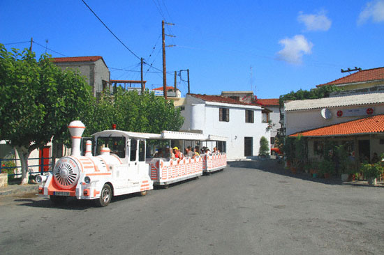 Το άγνωστο ελληνικό χωριό με τους καταρράκτες που οι κάτοικοί του είναι όλοι πετυχημένοι επιχειρηματίες