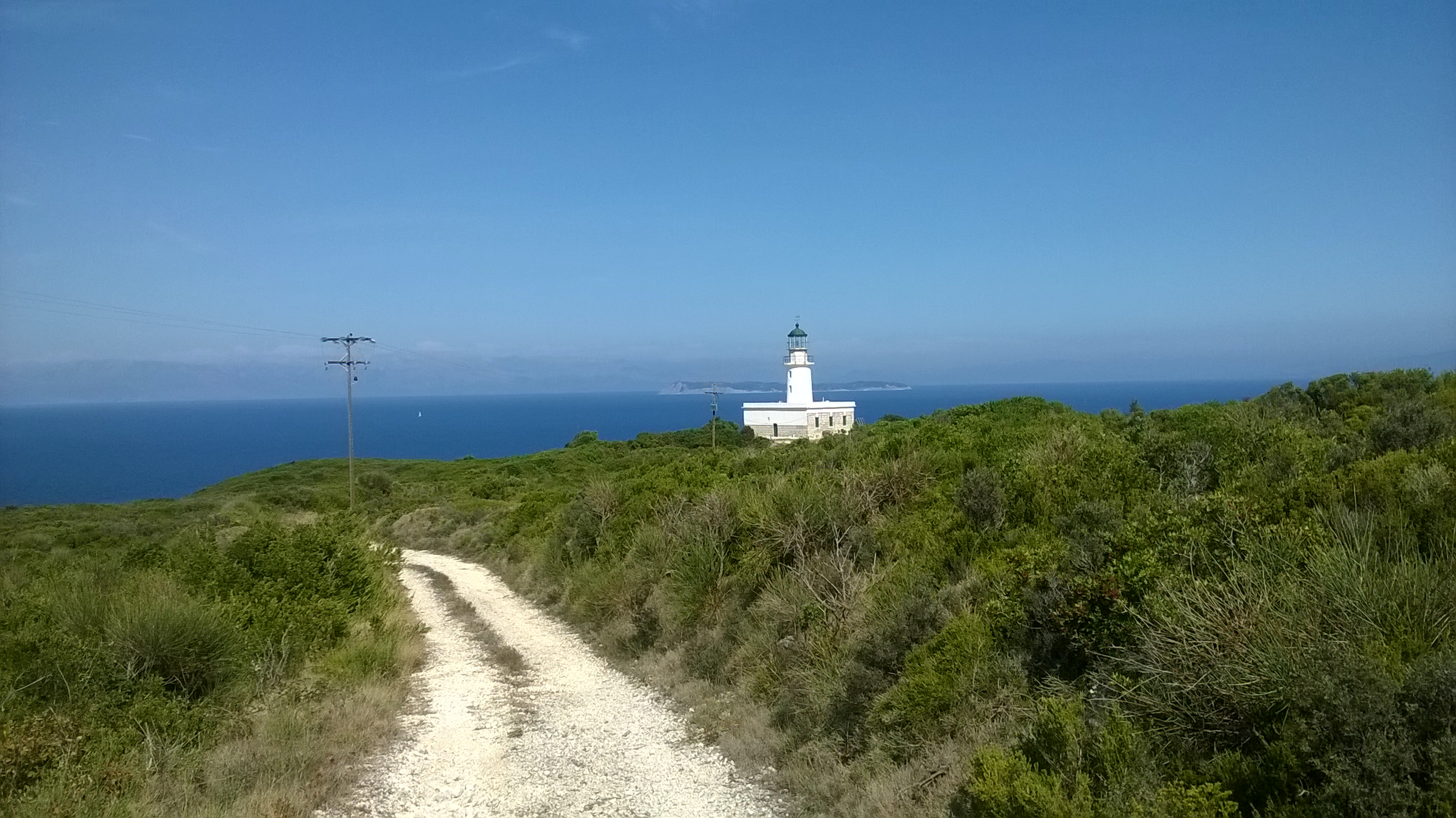 Τα άγνωστα ελληνικά νησιά που ο ήλιος βασιλεύει πάντα αργότερα. Ανέγγιχτοι παράδεισοι με κρυστάλλινα νερά και ατελείωτες αμμουδιές Τα άγνωστα ελληνικά νησιά που ο ήλιος βασιλεύει πάντα αργότερα. Ανέγγιχτοι παράδεισοι με κρυστάλλινα νερά και ατελείωτες αμμουδιές