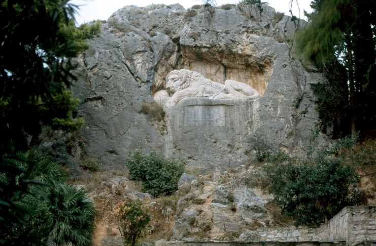 Στο Ναύπλιο υπάρχει ένα λιοντάρι που λαξεύτηκε σ' ένα βράχο το 19ο αιώνα Στο Ναύπλιο υπάρχει ένα λιοντάρι που λαξεύτηκε σ' ένα βράχο το 19ο αιώνα