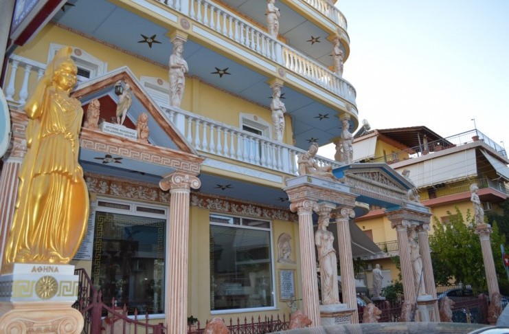 Μα το Δία: Οι 12 θεοί κατοικούν σε δύο.. πολυκατοικίες στο Αιγάλεω