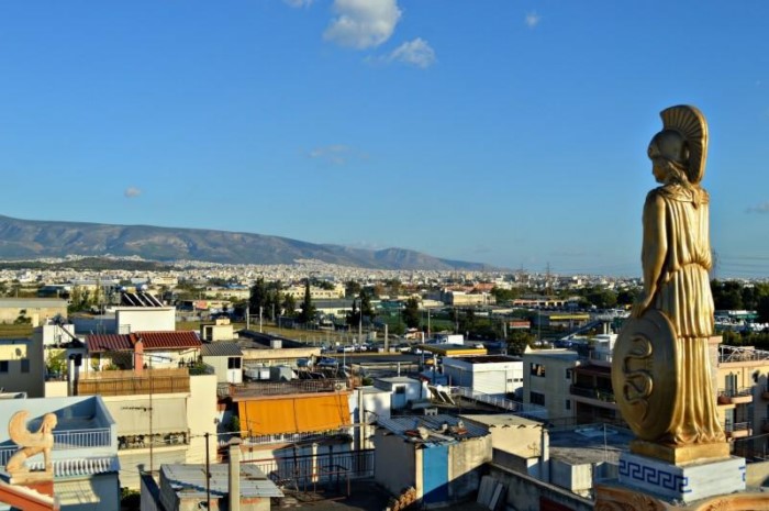 Μα το Δία: Οι 12 θεοί κατοικούν σε δύο.. πολυκατοικίες στο Αιγάλεω