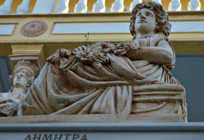 Μα το Δία: Οι 12 θεοί κατοικούν σε δύο.. πολυκατοικίες στο Αιγάλεω