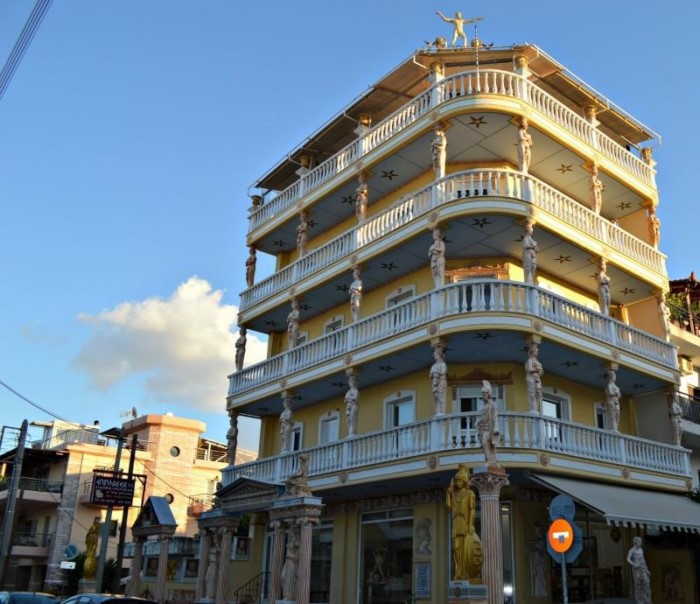 Μα το Δία: Οι 12 θεοί κατοικούν σε δύο.. πολυκατοικίες στο Αιγάλεω