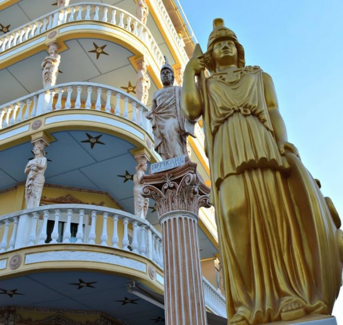 Μα το Δία: Οι 12 θεοί κατοικούν σε δύο.. πολυκατοικίες στο Αιγάλεω