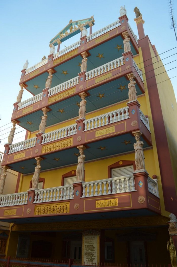 Μα το Δία: Οι 12 θεοί κατοικούν σε δύο.. πολυκατοικίες στο Αιγάλεω