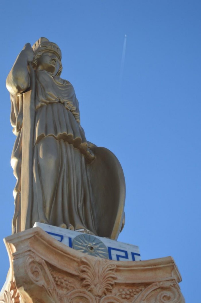 Μα το Δία: Οι 12 θεοί κατοικούν σε δύο.. πολυκατοικίες στο Αιγάλεω