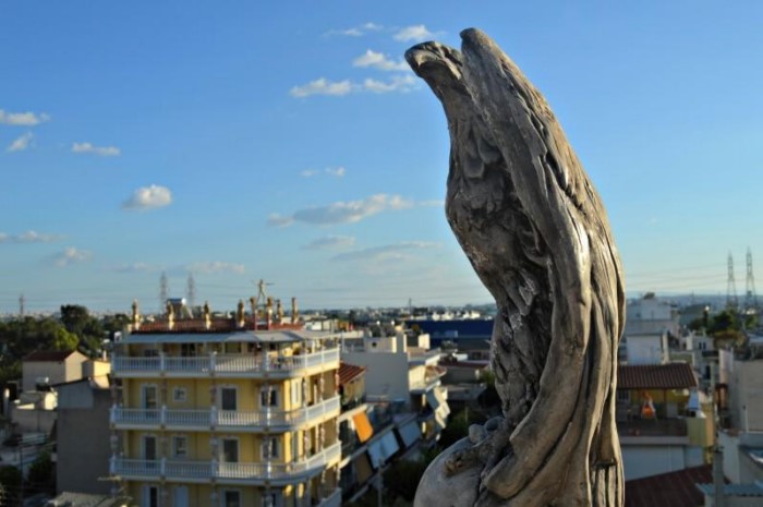 Μα το Δία: Οι 12 θεοί κατοικούν σε δύο.. πολυκατοικίες στο Αιγάλεω