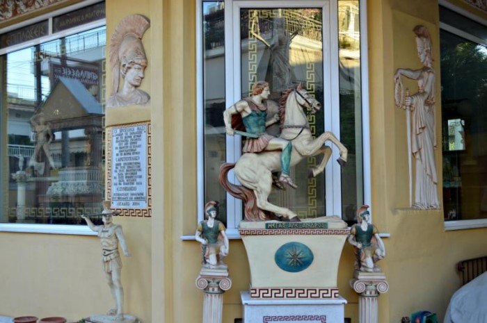 Μα το Δία: Οι 12 θεοί κατοικούν σε δύο.. πολυκατοικίες στο Αιγάλεω