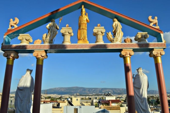 Μα το Δία: Οι 12 θεοί κατοικούν σε δύο.. πολυκατοικίες στο Αιγάλεω