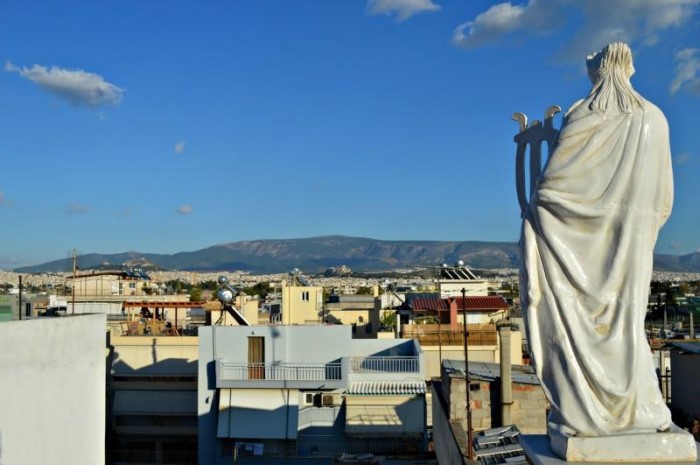 Μα το Δία: Οι 12 θεοί κατοικούν σε δύο.. πολυκατοικίες στο Αιγάλεω